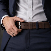 Cinto de couro masculino sendo experimentado — Terno Lux