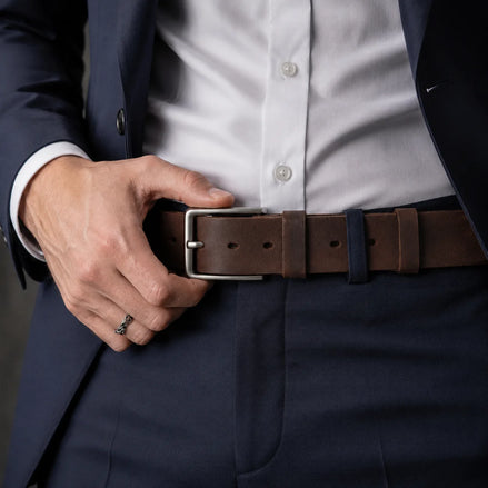 Cinto de couro masculino sendo experimentado — Terno Lux