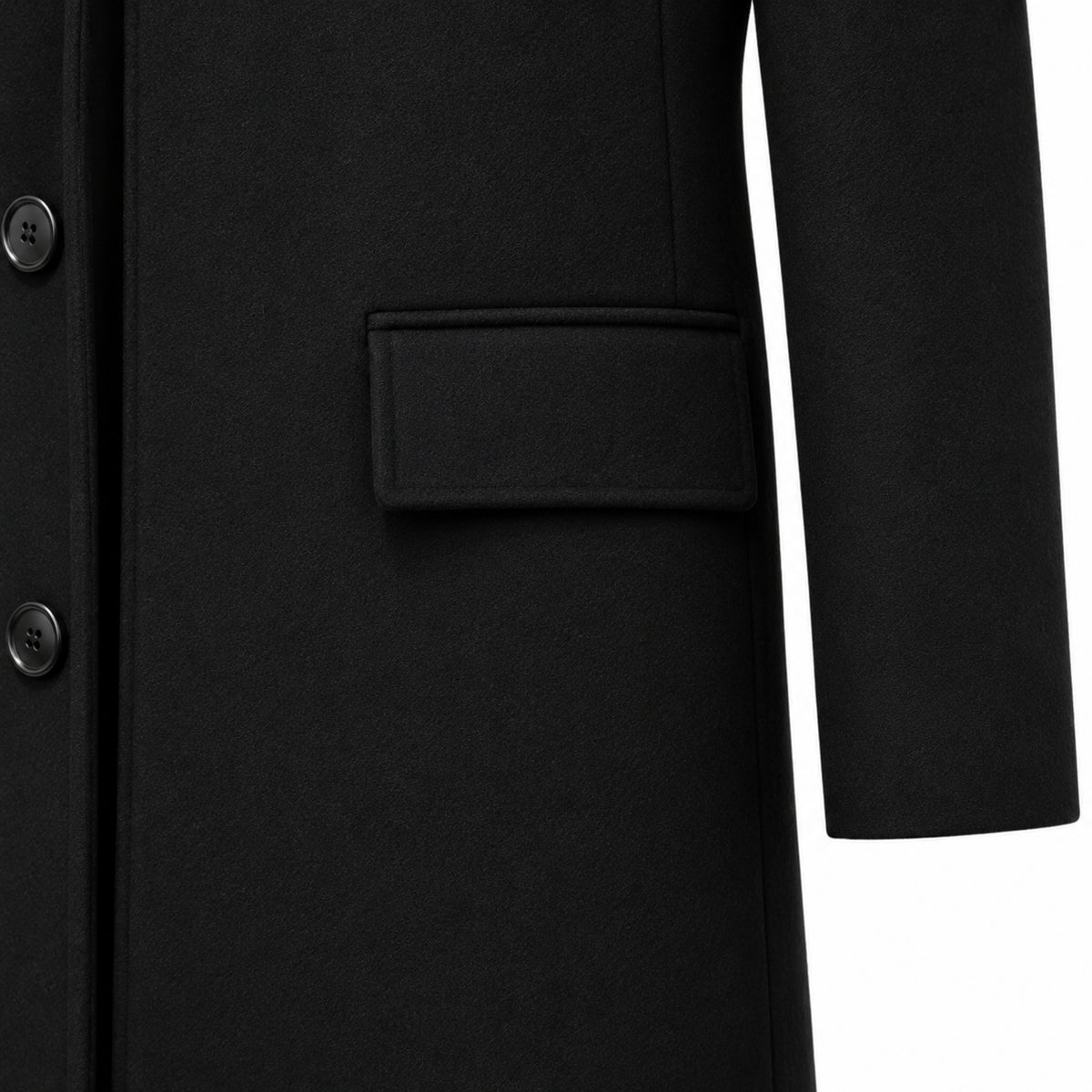 Detalhe do bolso com aba do sobretudo preto.