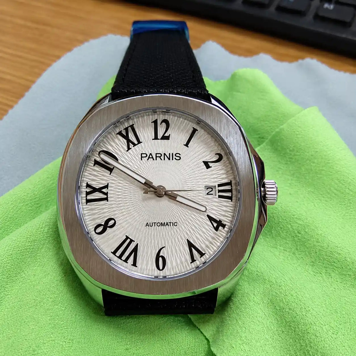 Relógio Parnis com mostrador branco e pulseira estilo NATO