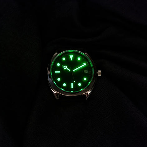 Relógio Parnis com mostrador preto e efeito lume no escuro