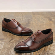Sapato masculino oxford marrom apoiado no piso — Terno Lux