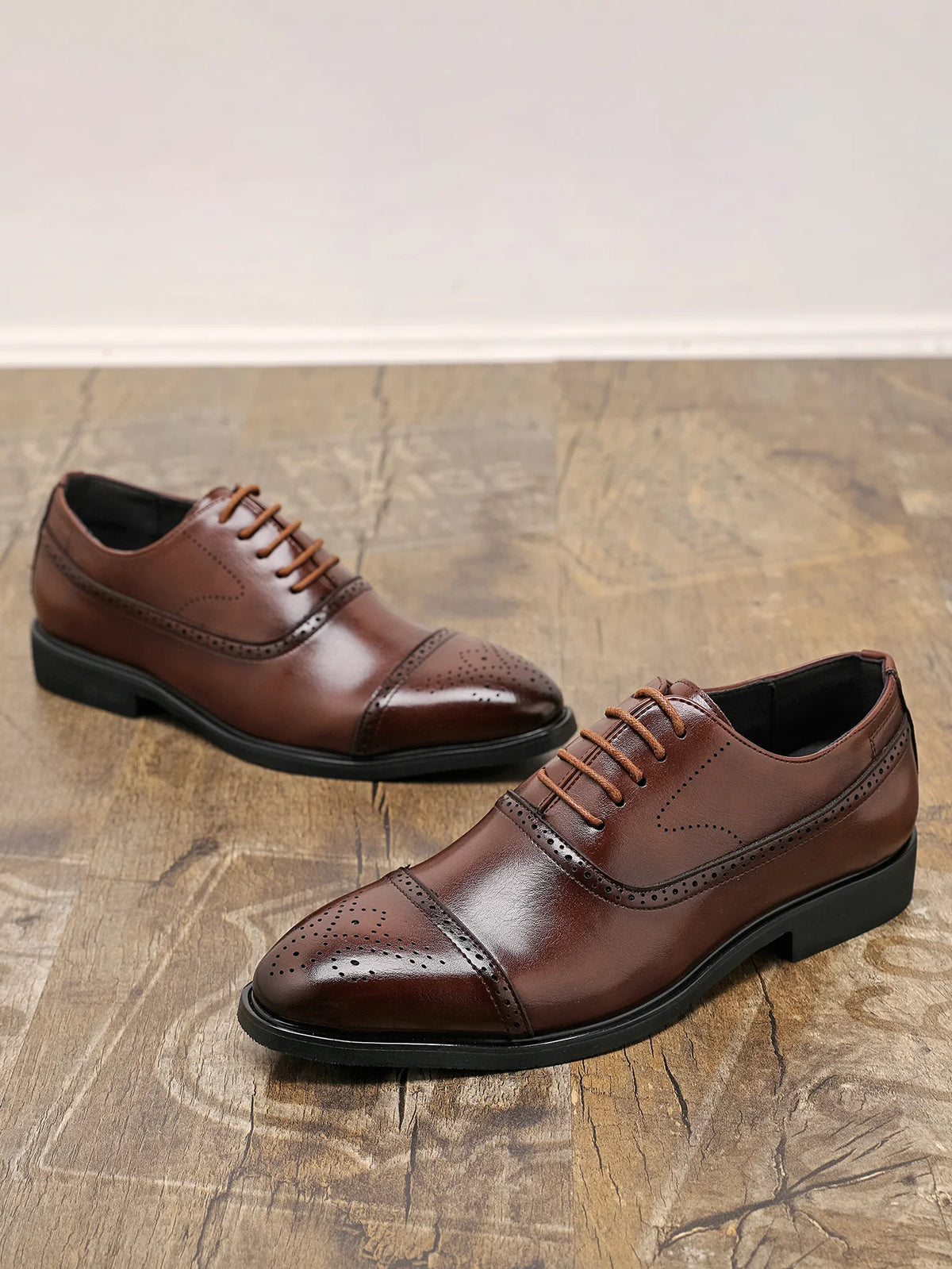 Sapato masculino oxford marrom apoiado no piso — Terno Lux