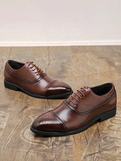 Sapato masculino oxford marrom apoiado no piso — Terno Lux