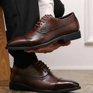 Sapato masculino oxford marrom sendo segurado — Terno Lux