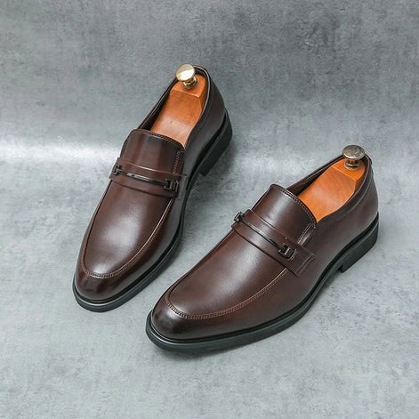 Sapato masculino mocassim marrom à mostra sem vestir — Terno Lux