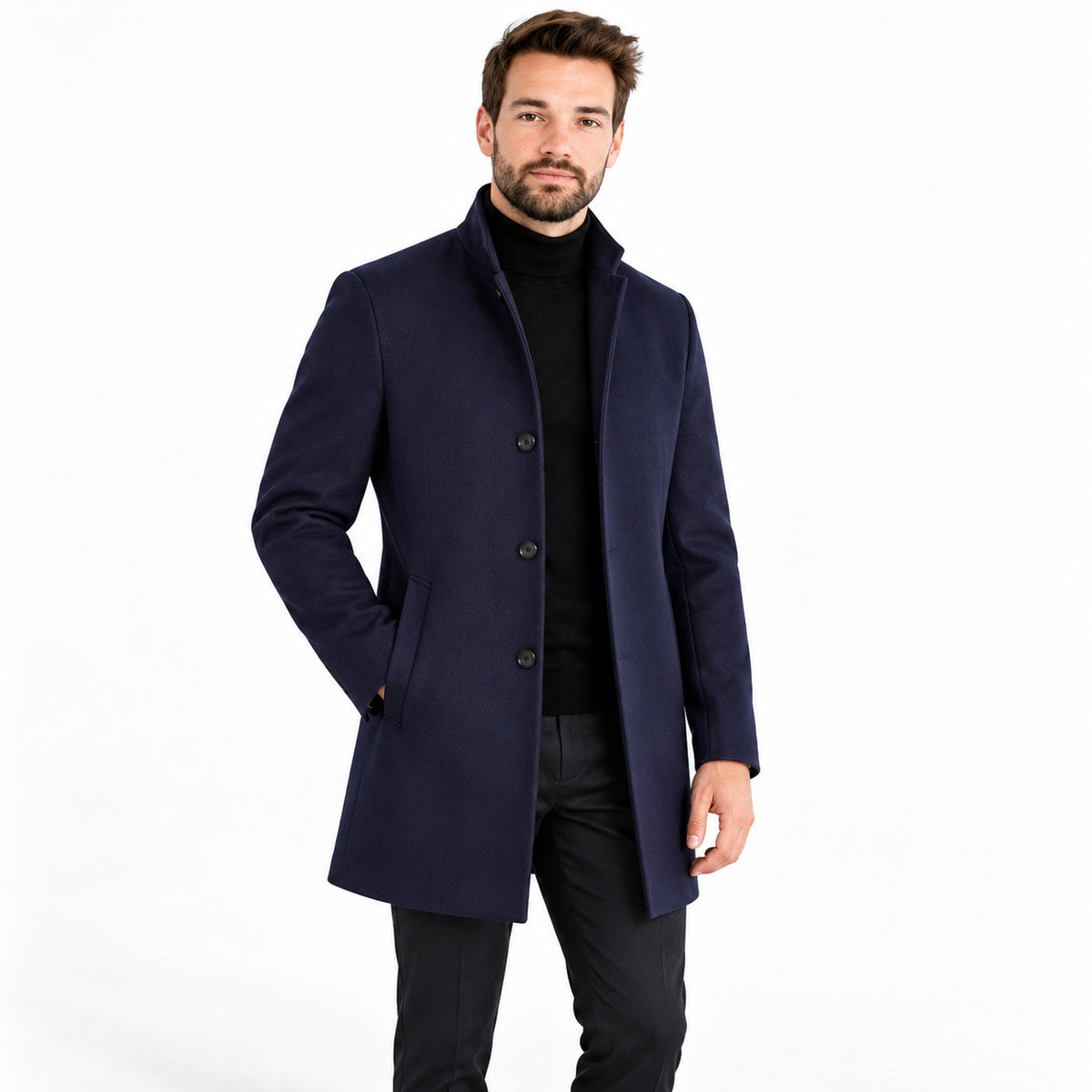 Homem usando sobretudo masculino azul-marinho de gola alta e três botões em estúdio com fundo branco.