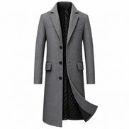 Sobretudo masculino longo cinza com lapela, três botões e bolsos com aba, vista frontal.