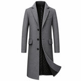 Sobretudo masculino longo cinza com lapela, três botões e bolsos com aba, vista frontal.