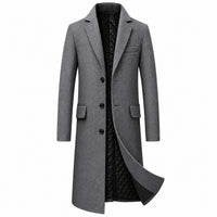 Sobretudo masculino longo cinza com lapela, três botões e bolsos com aba, vista frontal.