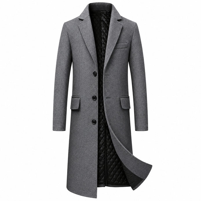 Sobretudo masculino longo cinza com lapela, três botões e bolsos com aba, vista frontal.