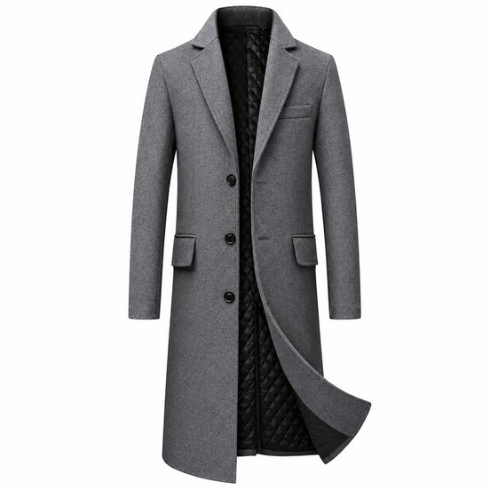 Sobretudo masculino longo cinza com lapela, três botões e bolsos com aba, vista frontal.