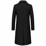 Vista traseira do sobretudo masculino longo preto, com costura central e fenda.