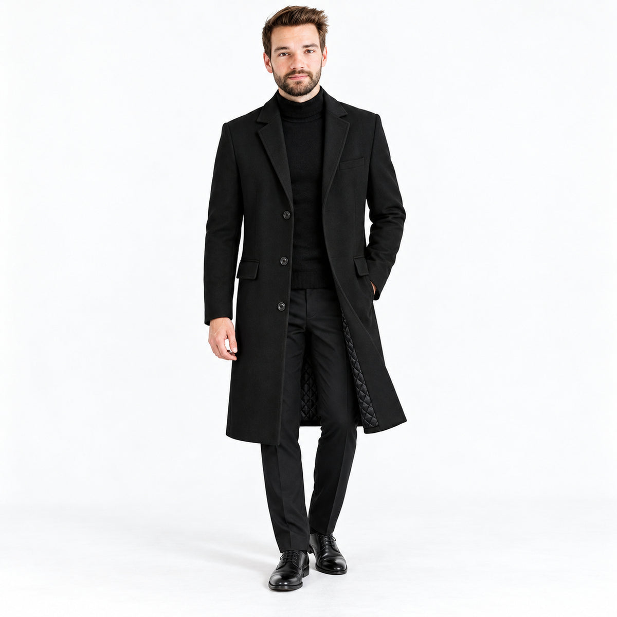 Homem usando sobretudo masculino longo preto em estúdio com fundo branco.