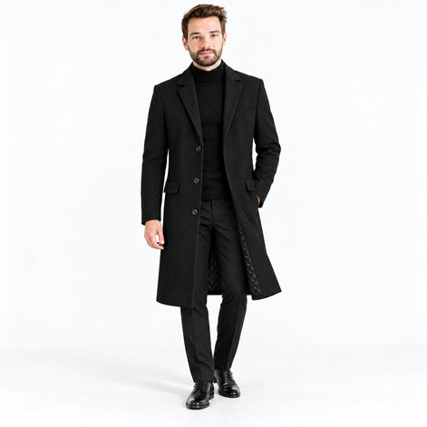 Homem usando sobretudo masculino longo preto em estúdio com fundo branco.