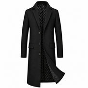 Sobretudo masculino longo preto com lapela, três botões e bolsos com aba, vista frontal.