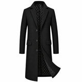 Sobretudo masculino longo preto com lapela, três botões e bolsos com aba, vista frontal.