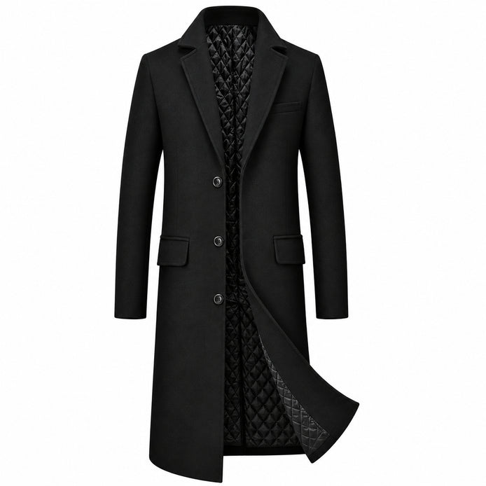Sobretudo masculino longo preto com lapela, três botões e bolsos com aba, vista frontal.