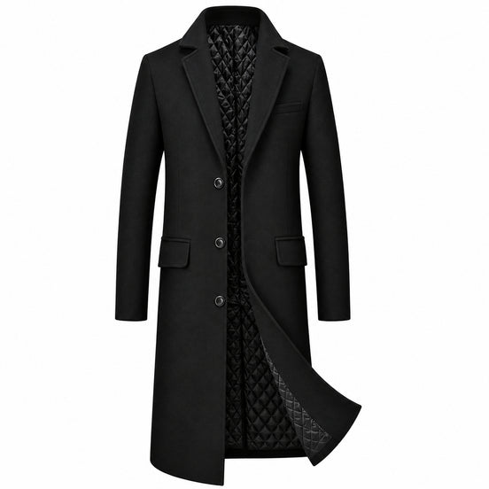 Sobretudo masculino longo preto com lapela, três botões e bolsos com aba, vista frontal.