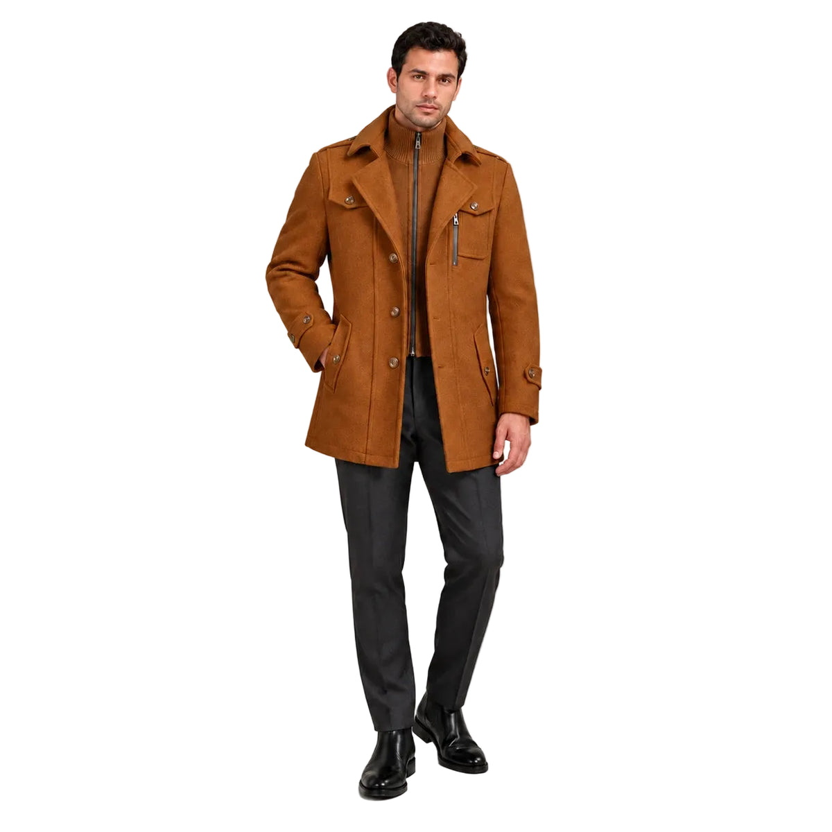 Modelo usando sobretudo masculino caramelo Terno Lux em estúdio, vista frontal com uma mão no bolso.