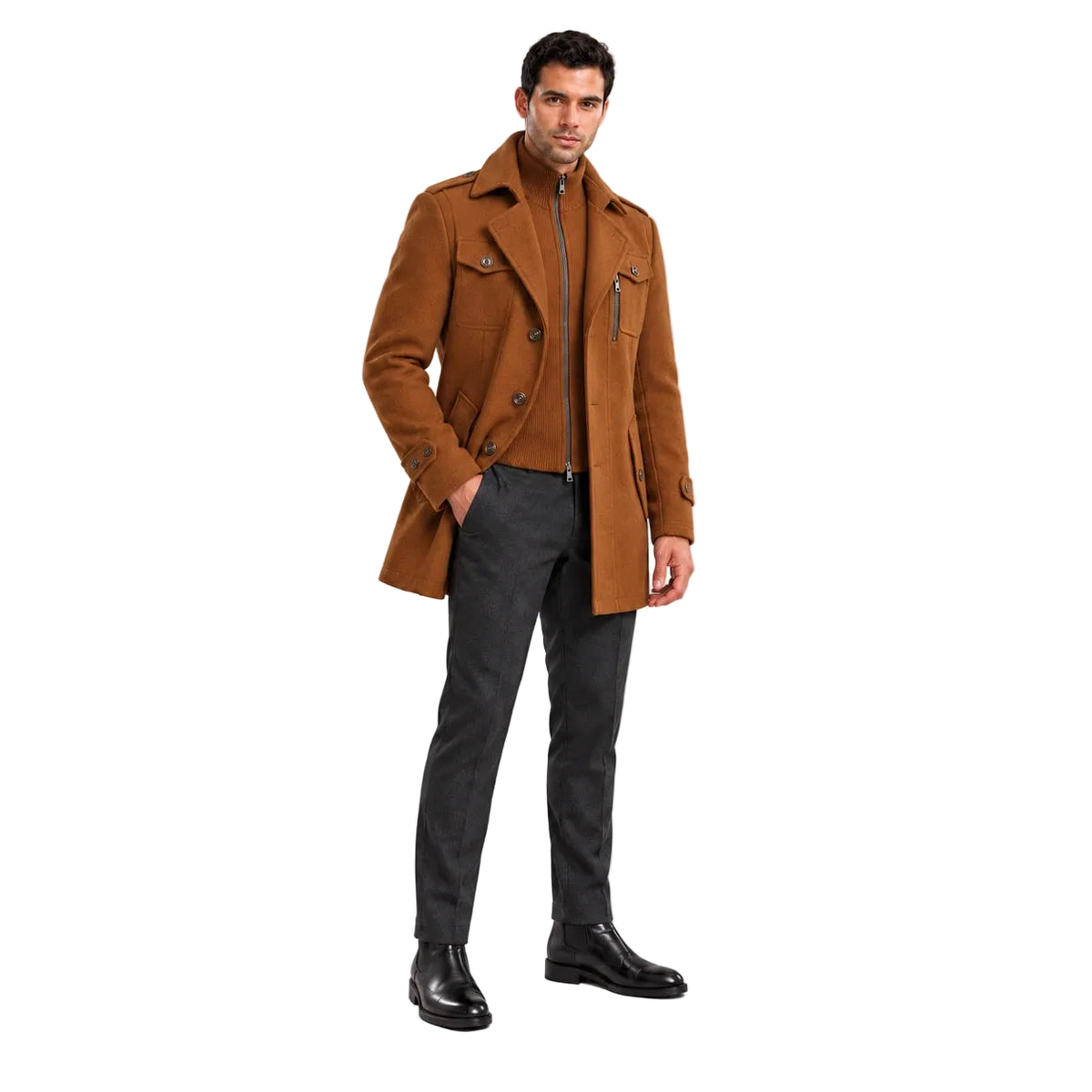 Modelo usando sobretudo masculino caramelo Terno Lux em estúdio, parado em ângulo de três quartos com uma mão no bolso da calça.