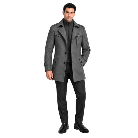 Modelo usando sobretudo masculino cinza Terno Lux em estúdio, vista frontal com uma mão no bolso.