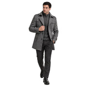 Modelo usando sobretudo masculino cinza Terno Lux em estúdio, em movimento com uma mão segurando a lapela.
