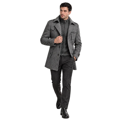 Modelo usando sobretudo masculino cinza Terno Lux em estúdio, em movimento com uma mão segurando a lapela.