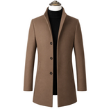 Sobretudo masculino marrom de gola alta, com três botões e bolsos laterais, em vista frontal.