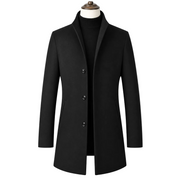 Sobretudo masculino preto de gola alta, com três botões e bolsos laterais, em vista frontal.