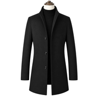 Sobretudo masculino preto de gola alta, com três botões e bolsos laterais, em vista frontal.