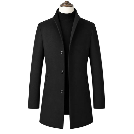 Sobretudo masculino preto de gola alta, com três botões e bolsos laterais, em vista frontal.