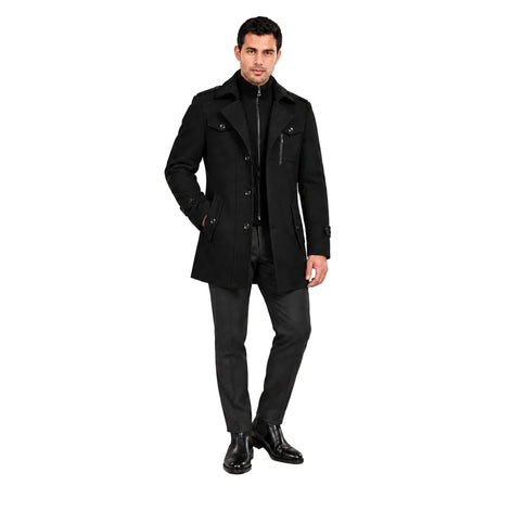 Modelo usando sobretudo masculino preto Terno Lux em estúdio, vista frontal com uma mão no bolso.