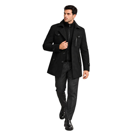 Modelo usando sobretudo masculino preto Terno Lux em estúdio, em movimento com uma mão segurando a lapela.