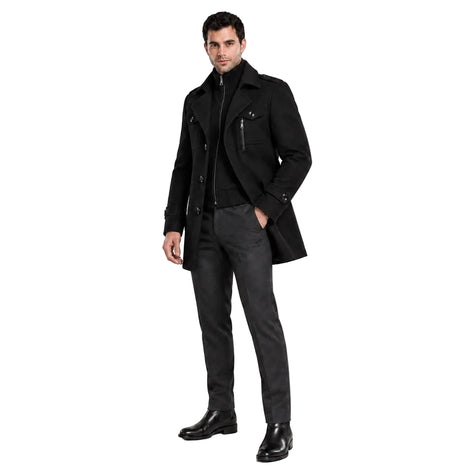 Modelo usando sobretudo masculino preto Terno Lux em estúdio, parado em ângulo de três quartos com uma mão no bolso da calça.