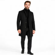 Homem usando sobretudo masculino preto de gola alta e três botões em estúdio com fundo branco.