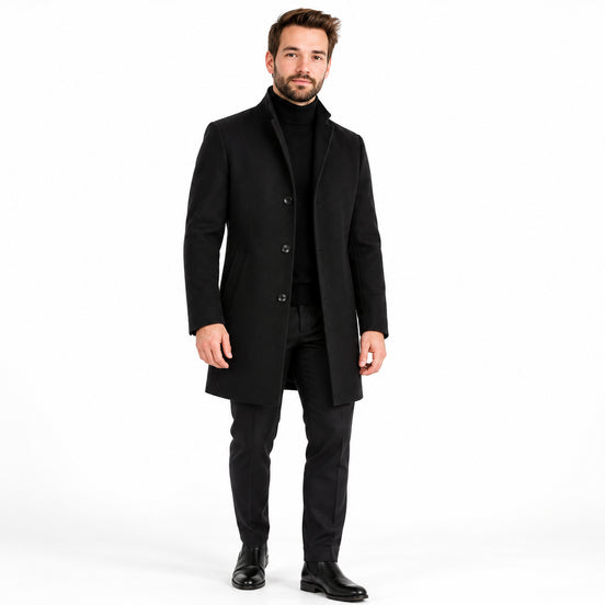 Homem usando sobretudo masculino preto de gola alta e três botões em estúdio com fundo branco.