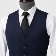 Detalhe do colete do terno azul marinho com camisa branca e gravata preta