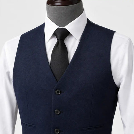Detalhe do colete do terno azul marinho com camisa branca e gravata preta