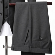 Detalhe da calça do terno cinza escuro com bolso traseiro e barra