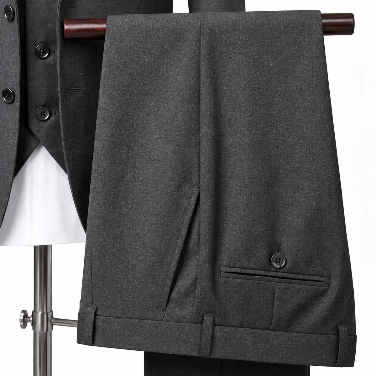 Detalhe da calça do terno cinza escuro com bolso traseiro e barra