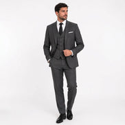 Terno cinza escuro masculino 3 peças vestido por modelo, de frente