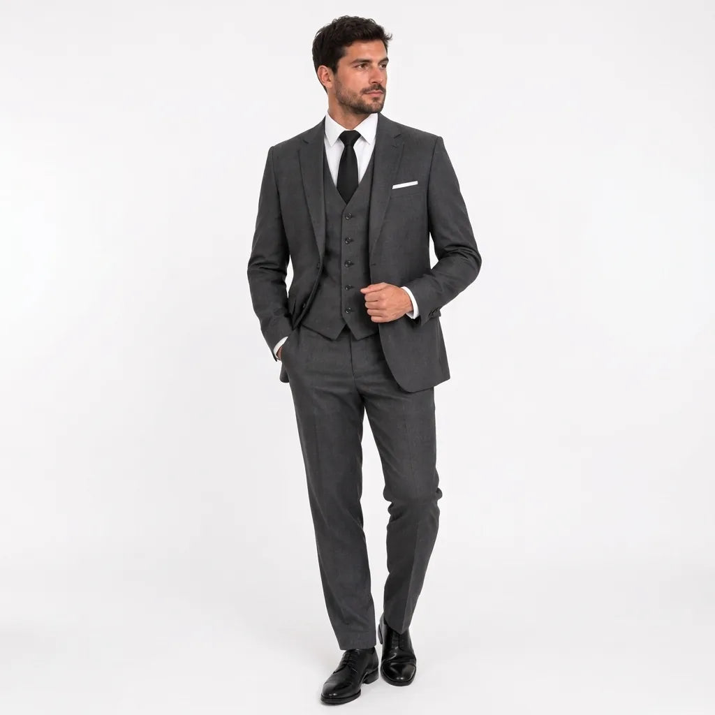 Terno cinza escuro masculino 3 peças vestido por modelo, de frente