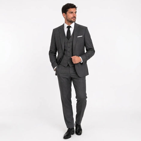 Terno cinza escuro masculino 3 peças vestido por modelo, de frente