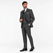 Terno cinza escuro com colete vestido por modelo, vista lateral