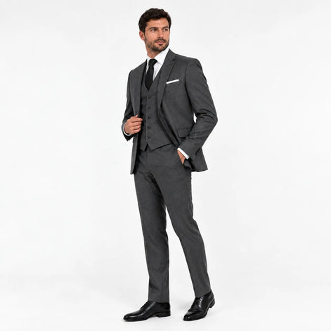 Terno cinza escuro com colete vestido por modelo, vista lateral