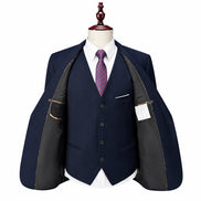 Terno masculino azul marinho de três peças no manequim, com paletó aberto mostrando o forro interno e o colete.