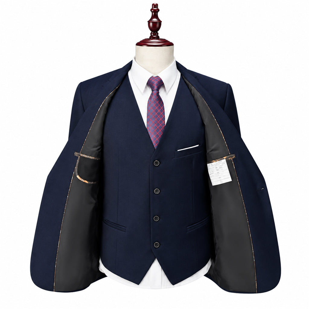 Terno masculino azul marinho de três peças no manequim, com paletó aberto mostrando o forro interno e o colete.