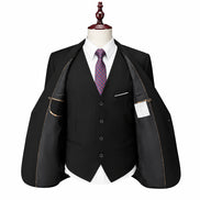Terno masculino preto de três peças no manequim, com paletó aberto mostrando o forro interno e o colete.