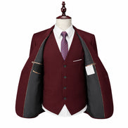 Terno masculino vinho de três peças no manequim, com paletó aberto mostrando o forro interno e o colete.